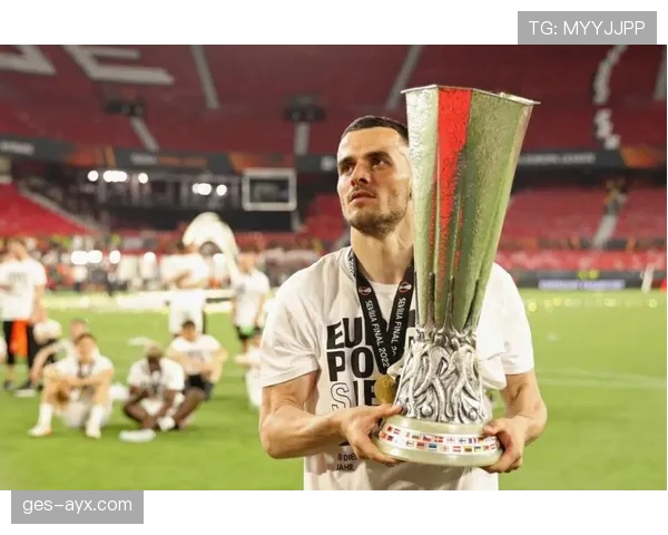 赫鲁斯蒂奇在法兰克福近期表现稳健,中场作用持续提升 赫鲁斯蒂奇在法兰克福近期表现稳健,中场作用持续提升