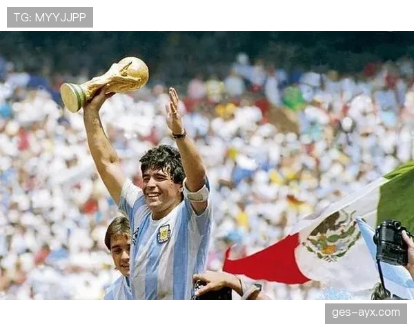 克鲁伊夫与马拉多纳:同代球王的技术特点与战术角色对比分析 克鲁伊夫与马拉多纳:同代球王的技术特点与战术角色对比分析